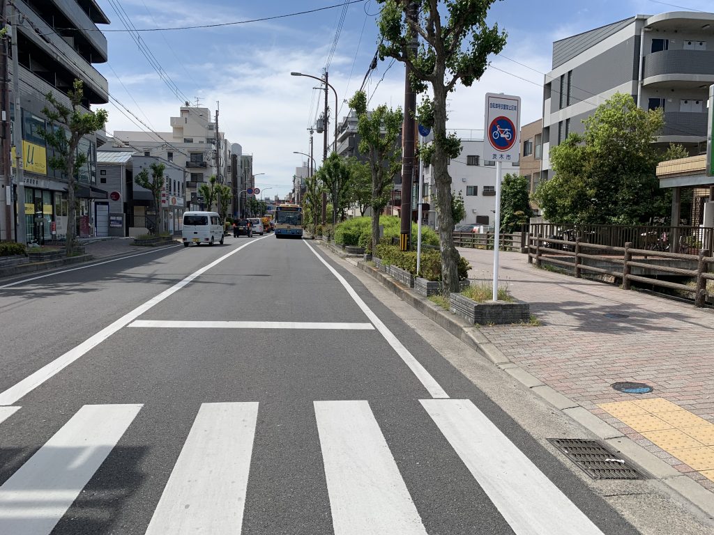 駅から物件までは明るく整備された歩道があるため安心です。